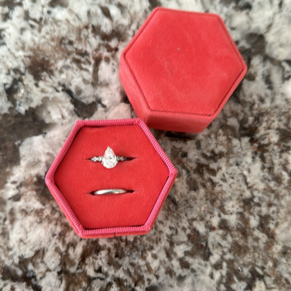 Engagement set. White. Pear shape